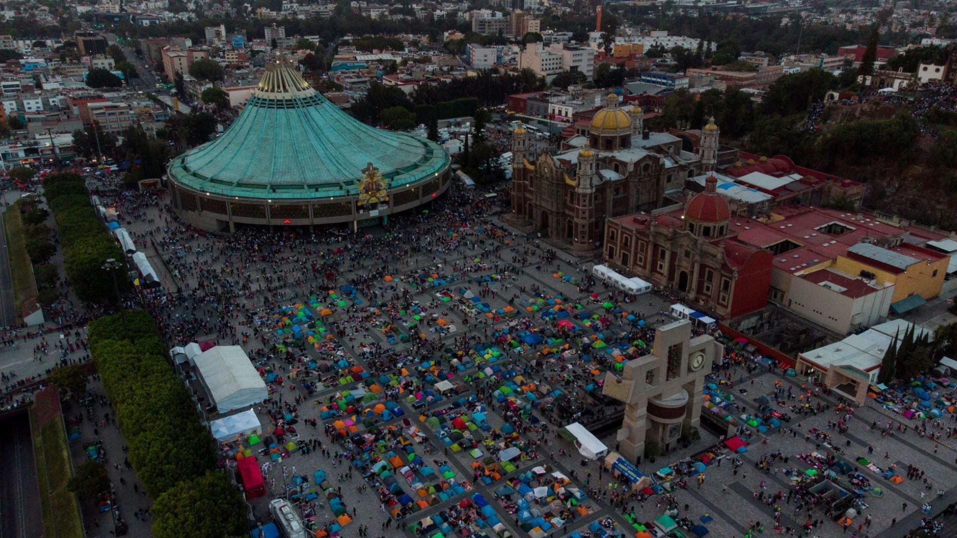 CIUDAD DE MÉXICO, 10DICIEMBRE2024.- Millones de peregrinos devotos a la Virgen de Guadalupe visitan la Basílica de Guadalupe con motivo del aniversario 493 de la aparición de la virgen en el Cerro del Tepeyac. FOTO: GALO CAÑAS/CUARTOSCURO.COM