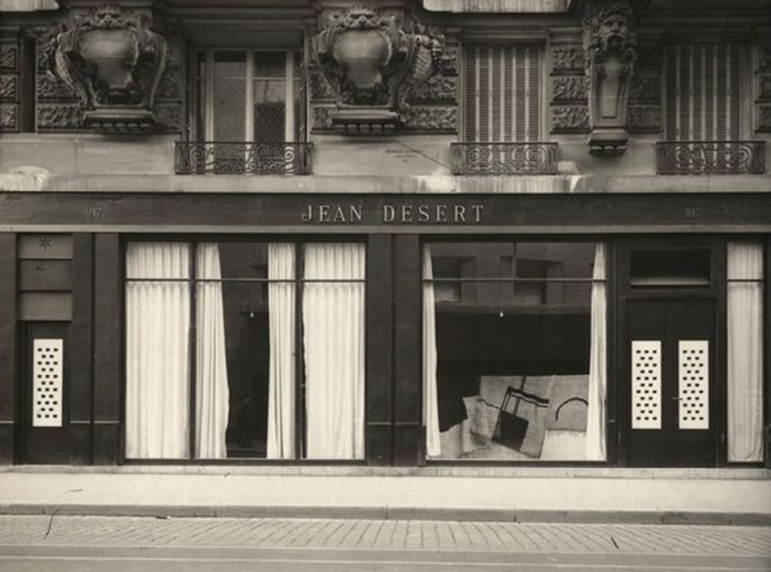 La exposición en Buenos Aires propone un cruce entre pintura, diseño, arquitectura y memoria material a partir del universo de Eileen Gray.
