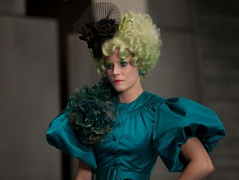 Elizabeth Banks como Effie Trinket en 'Los juegos del hambre'