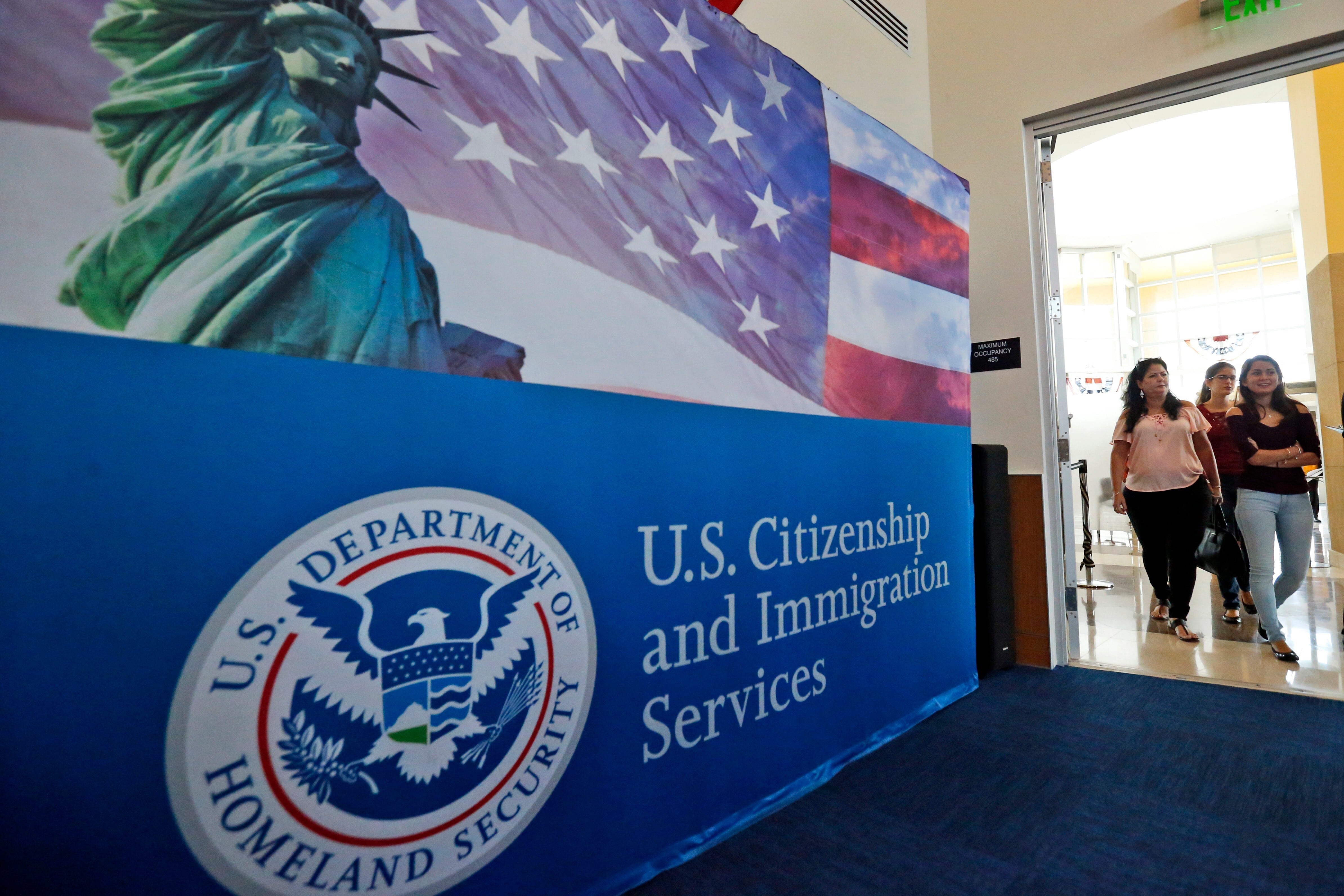 ARCHIVO - En esta fotografía de archivo del 17 de agosto de 2018, personas llegan a una oficina de los Servicios de Ciudadanía e Inmigración de EEUU en Miami. (AP Foto AP/Wilfredo Lee/Archivo)