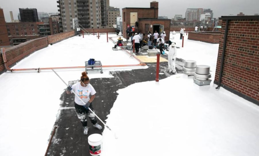 NYC CoolRoofs permite que edificios de Nueva York soliciten cubiertas reflectantes para reducir el calor urbano, el uso de aire acondicionado y las emisiones de carbono (Cortesía del Programa HOPE)