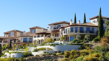 Descubren arsenal y fauna protegida