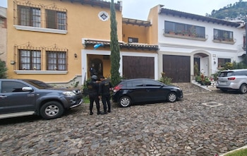 El Ministerio Público ejecutó 13 allanamientos en propiedades de la familia de Miguel Martínez para capturar a dos allegados.
