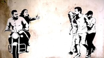 Un mural en el exterior de la Galería de Arte Moderno de Milán evoca el ataque y los secuestros del 7 de octubre de 2023