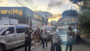 Un ataque armado dejó dos heridos en un bus extraurbano en San Lucas Sacatepéquez, Guatemala