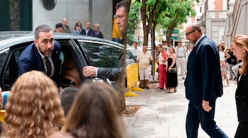 Composición de dos fotos: un hombre con barba saliendo de un coche, y otro hombre con gafas caminando por la calle con una mujer, ambos entre multitudes.