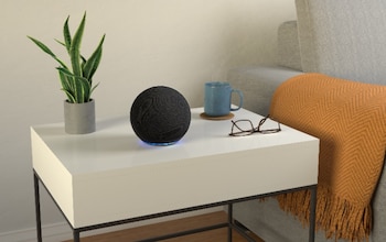 Para obtener mejores resultados, se recomienda situar el Echo Dot en un lugar abierto y alejado de obstáculos.
AMAZON