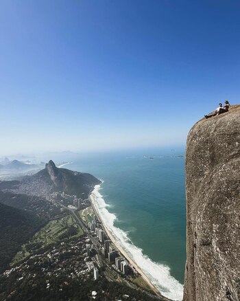Jimena y Matías contemplando la