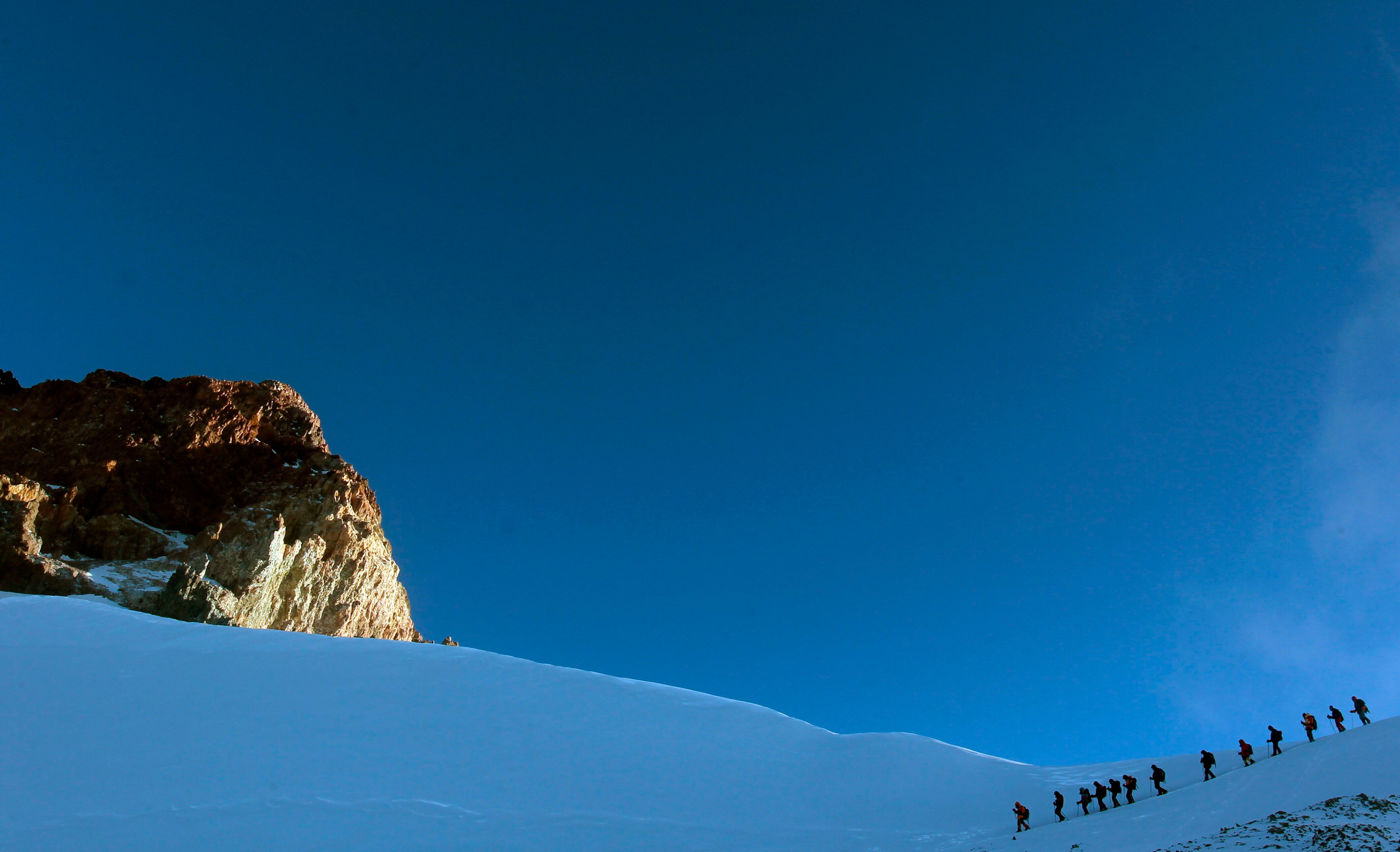 Ubicado en la provincia de Mendoza (oeste), en Argentina, el cerro Aconcagua (6.962 metros), pertenece al parque provincial del mismo nombre. EFE/CEZARO DE LUCA/Archivo
