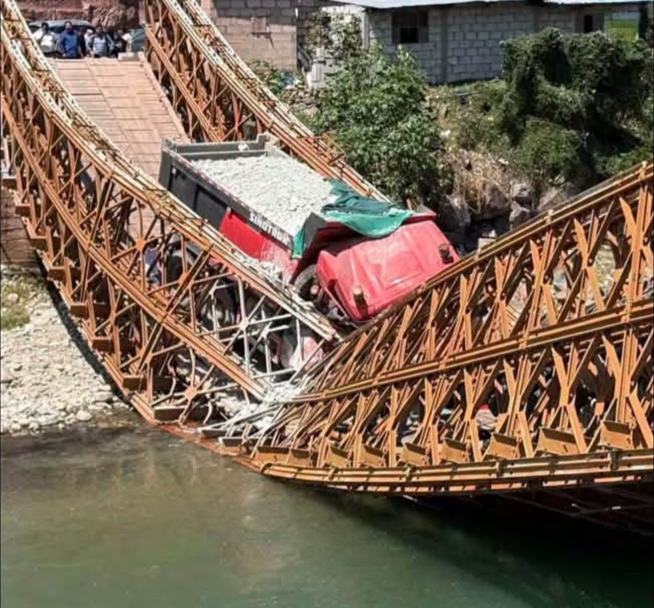 El puente Pampatama en la provincia de Aymaraes colapsó sobre el río Chalhuanca al paso de dos volquetes con mineral, lo que interrumpió el tránsito en Apurímac. (Foto: Facebook / TingoInfórmate )