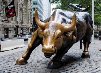 En Wall Street, la jornada se desarrolla en terreno negativo, con los principales índices registrando retrocesos. El Dow Jones cae 1,22%, mientras que el S&P 500 pierde 0,45%.