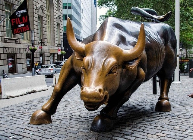 En Wall Street, la jornada se desarrolla en terreno negativo, con los principales índices registrando retrocesos. El Dow Jones cae 1,22%, mientras que el S&P 500 pierde 0,45%. Foto: Economipedia