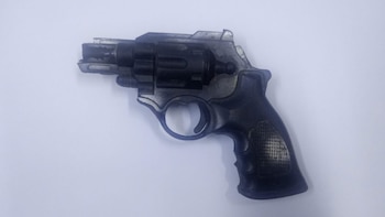 Insólito: un hombre intentó robarle con un arma falsa a dos mujeres policías y fue detenido