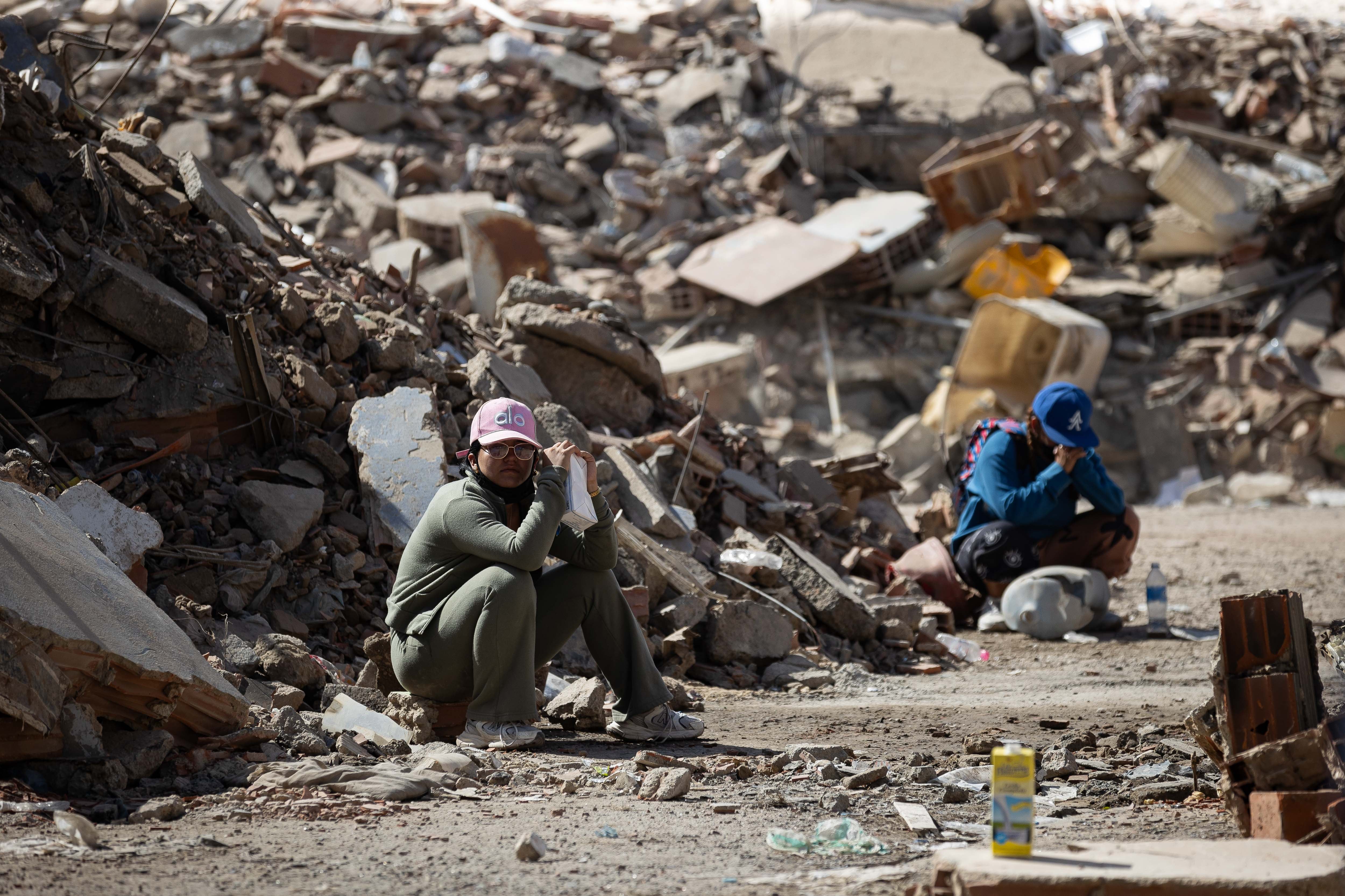 Personas esperan este lunes junto a los escombros de un edificio afectado por los terremotos en La Guaira (Venezuela)
EFE/ Ronald Peña R