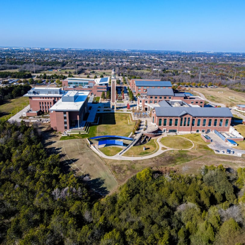 La institución, ubicada en el sur de Dallas, impulsa políticas de inclusión educativa y apoyo financiero para estudiantes locales (@untdallas)