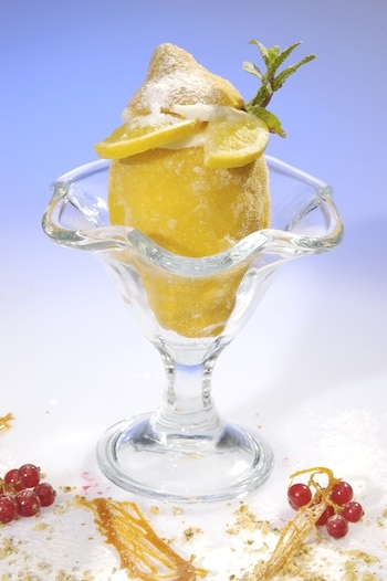 Limones rellenos de yogur y zumo. (Shutterstock España)