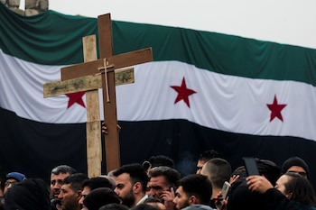 Los cristianos sirios marchan llevando