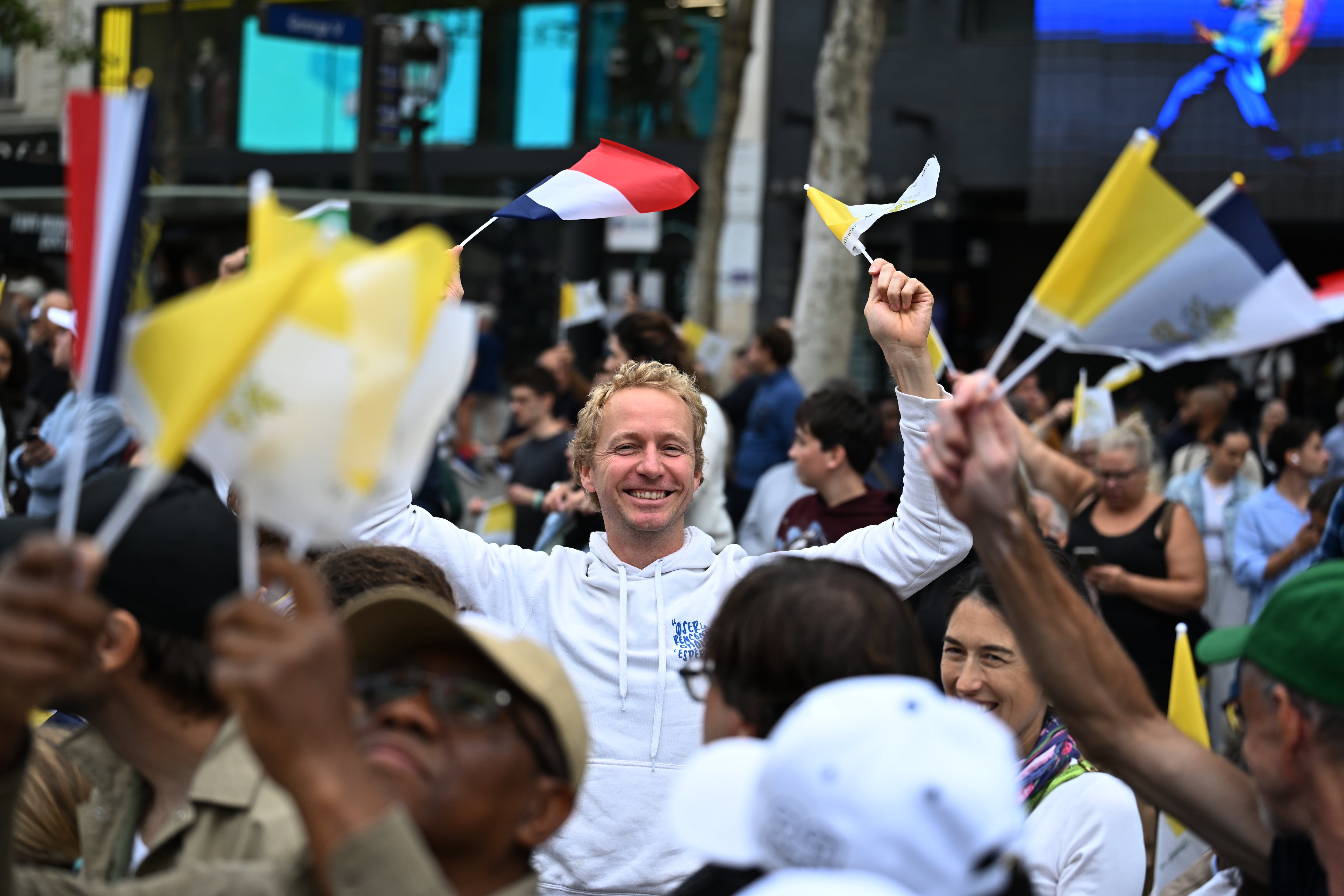 La gente espera al Papa León XIV en la avenida de los Campos Elíseos antes de una misa en la Plaza de la Concordia en París, el sábado 26 de septiembre de 2026. (Foto AP/Emma Da Silva)