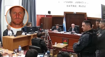 Sala judicial con jueces, abogados y policías junto a un acusado de espaldas, con el retrato superpuesto del rostro de un hombre