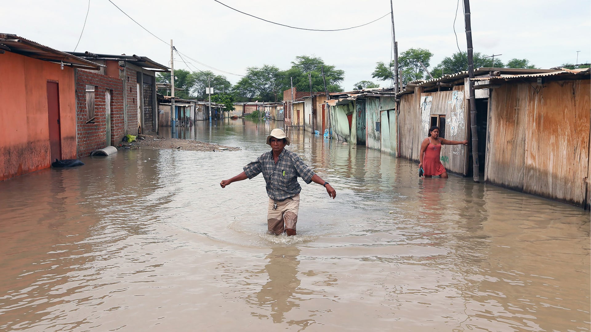 La actualización del IPERC debe incorporar los riesgos del Fenómeno El Niño, como inundaciones, lluvias, huaicos, fallas eléctricas, contaminación de agua y dificultades de transporte.
