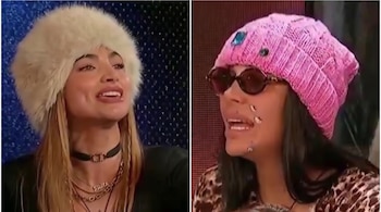 Collage horizontal de dos mujeres: una rubia con gorro de pelo blanco y collares, otra morena con gorro rosa, gafas oscuras y manchas en el rostro.