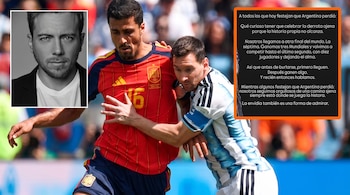 Retrato en blanco y negro de Julián Zucchi, futbolistas de España y Argentina en un partido, y un cuadro de texto con borde naranja que contiene un mensaje.
