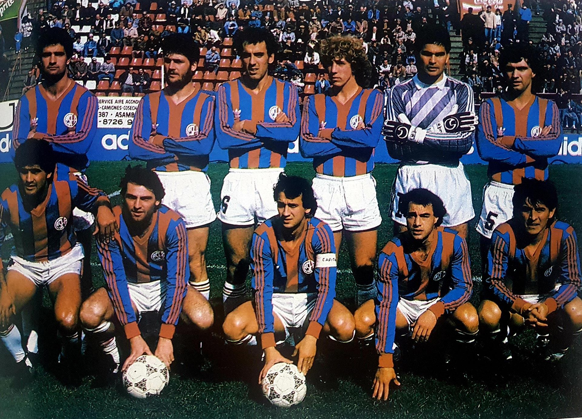 El equipo de San Lorenzo que terminó segundo en la temporada 1987/88. Parados: Larraquy, Zacarías, Moner, Siviski, Chilavert y Giunta. Agachados: Malvárez, Nannini, Perazzo -con la cinta de capitán-, Ortega Sánchez y Barrera