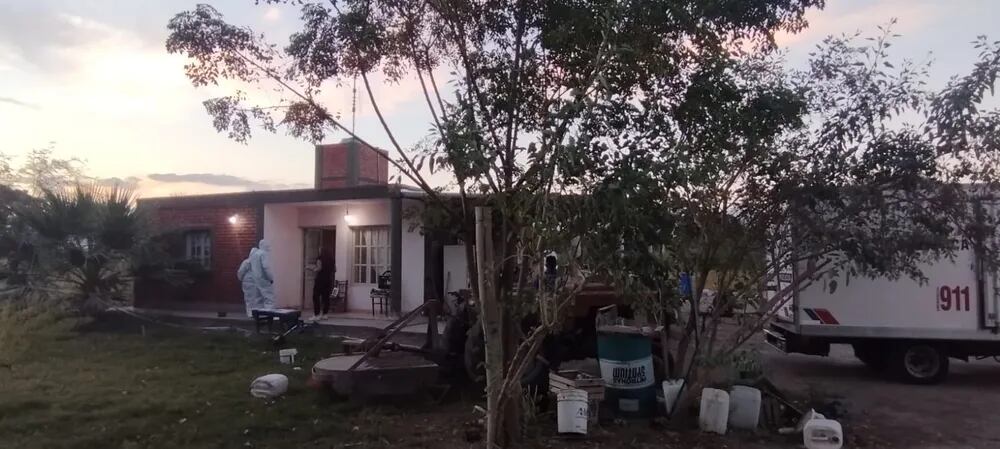 La casa del productor presentaba desorden en una habitación y objetos removidos, lo que abre la hipótesis de posible robo, aunque no se confirmó el faltante de valores