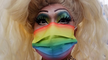 Un participante usa una máscara