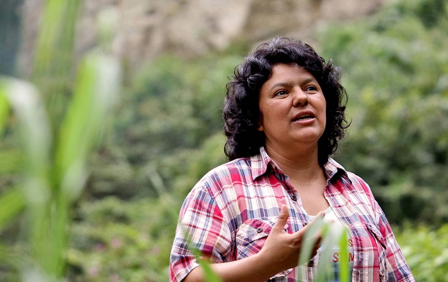 Berta Cáceres en territorio lenca defendiendo el agua de las comunidades indígenas y campesinas de Centroamérica