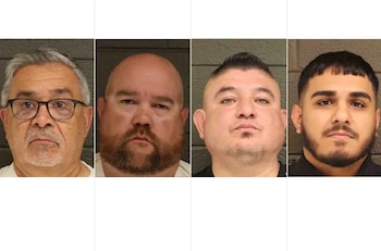 Cuatro hombres posan para una foto de ficha policial. De izquierda a derecha: un hombre con gafas, uno barbudo, uno con corte de pelo y uno joven con perilla