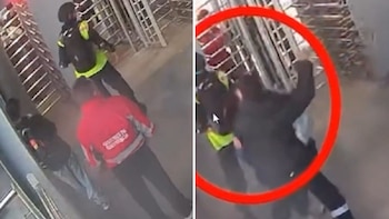 Vigilante de TransMilenio fue atacado con un martillo en el Portal 20 de Julio - crédito Captura de video