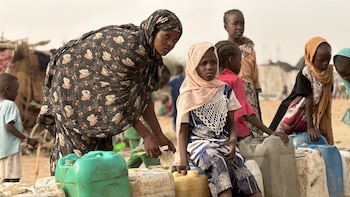 ACNUR alerta de que los cruces de refugiados sudaneses hacia Chad se han multiplicado por 20 en la última semana