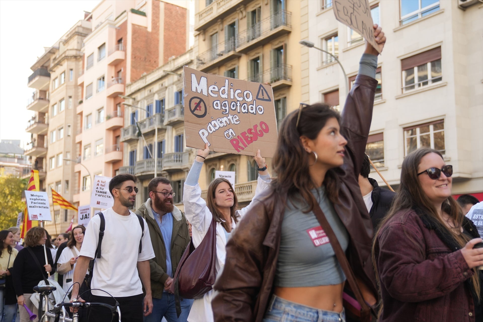 Médicos protestan durante una manifestación frente a la Facultad de Medicina de la Universidad de Barcelona, a 10 de diciembre de 2025, en Barcelona, Catalunya (España). (David Zorrakino / Europa Press)