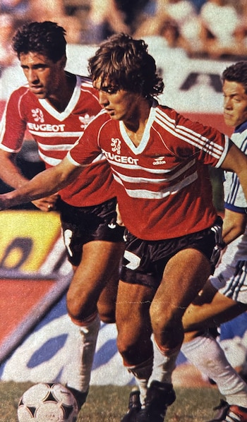 Batistuta lleva la pelota y