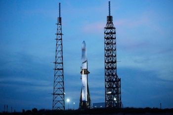 Un cohete New Glenn de Blue Origin listo para su lanzamiento en la Estación de la Fuerza Espacial de EEUU en Cabo Cañaveral, Florida, el 18 de abril de 2026 (AP/John Raoux)