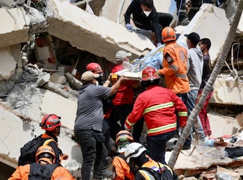 El grupo USAR El Salvador trabaja en la recuperación de una persona en el edificio Bahía Mar, en La Guaira (Cortesía Secretaría de Prensa).