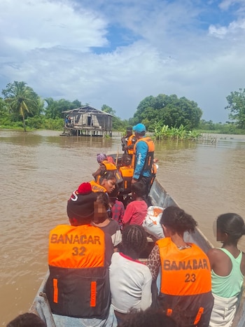Las Fuerzas Armadas evacuaron a 258 personas en La Mosquitia. (FOTO: FFAA Honduras)
