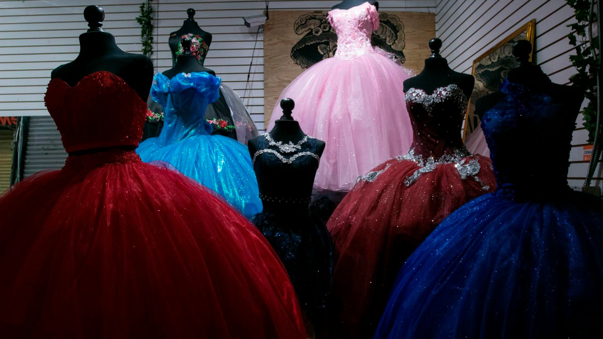 Donan trajes y vestidos para festejar a hijos de mujeres en Santa Martha el próximo 30 de mayo (Foto: Cuartoscuro)
