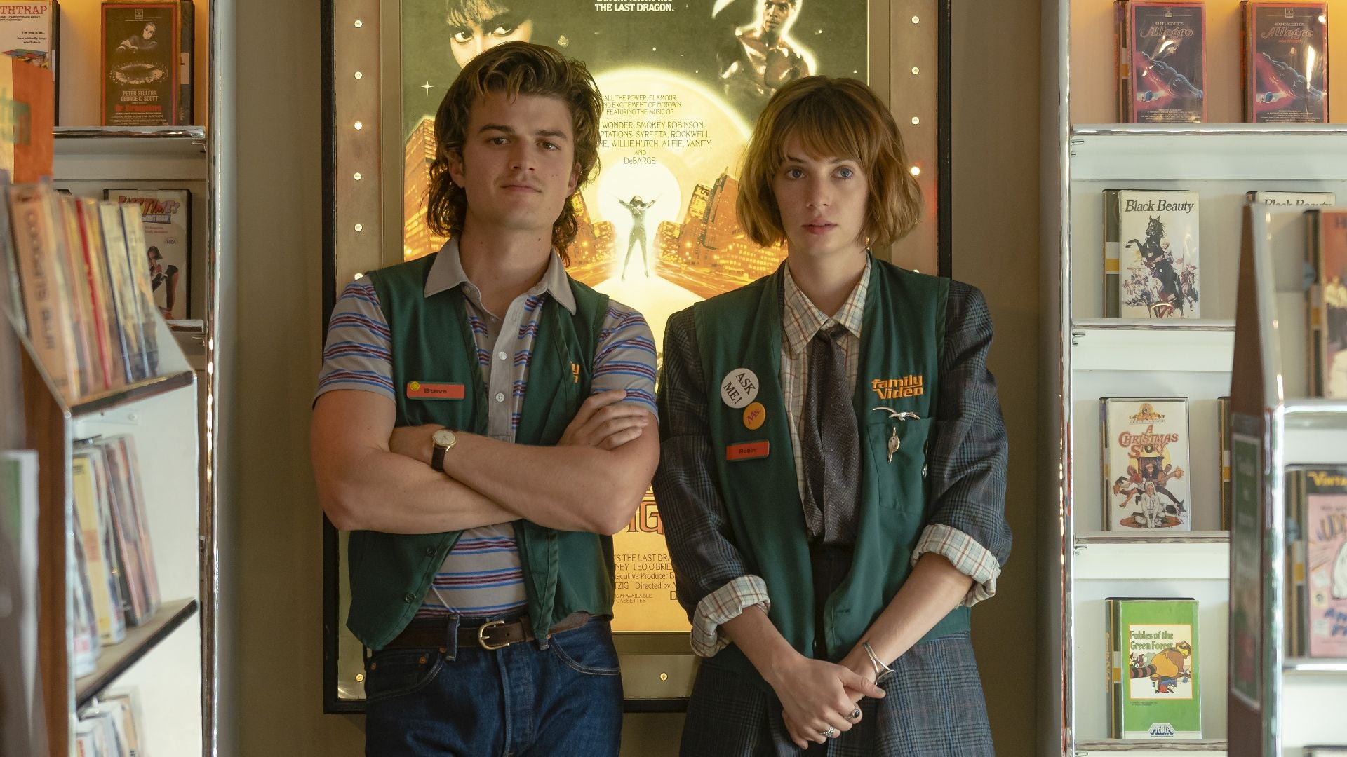 Joe Keery se convirtió en un protagonista clave de Stranger Things. Acá con Maya Hawke (Netflix)