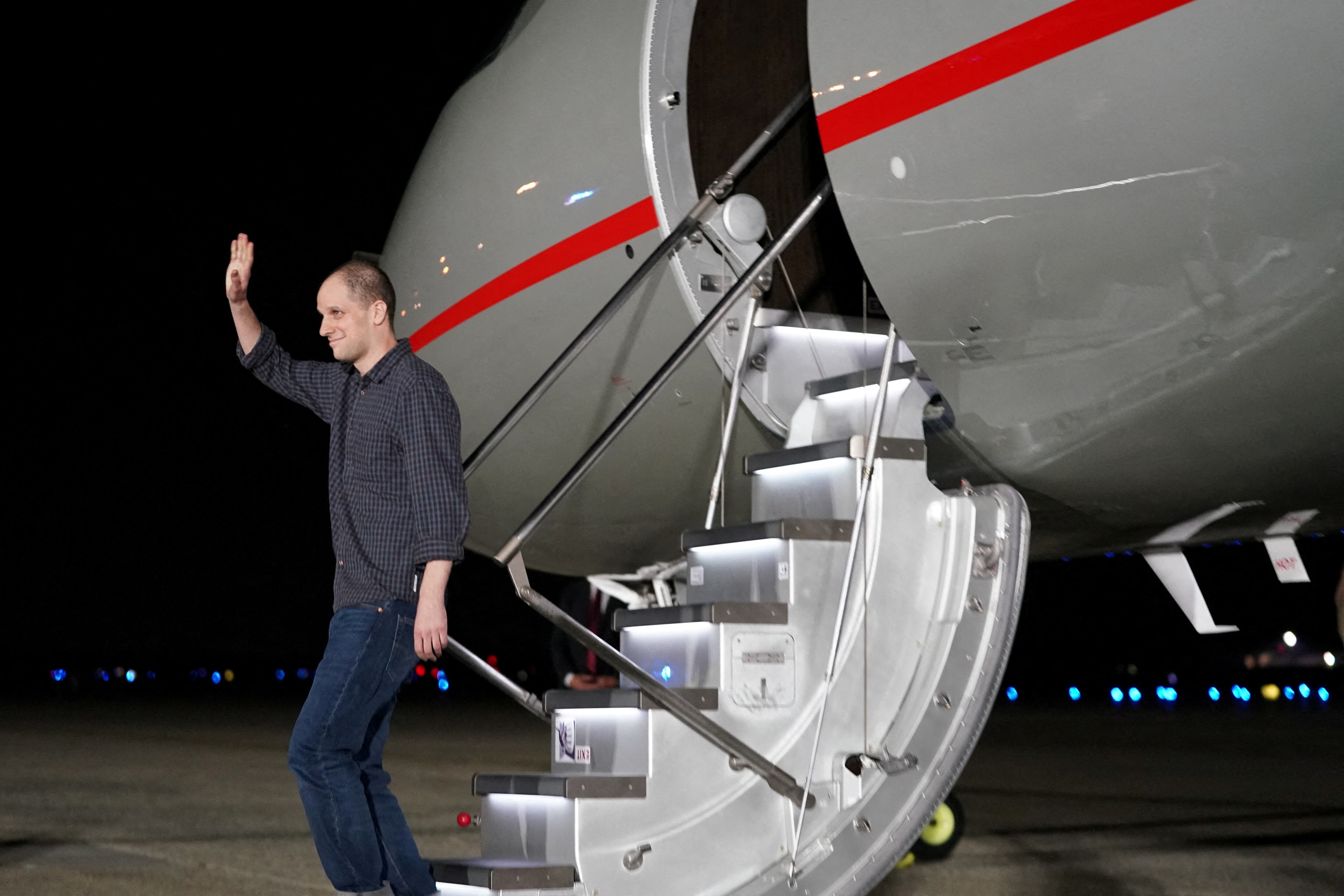 U.S. journalist Evan Gershkovich, who was released from detention in Russia, waves as he disembarks the aircraft upon his arrival at Joint Base Andrews in Maryland, U.S., August 1, 2024. REUTERS/Nathan Howard