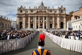 Un guardia suizo vigila la misa para canonizar a catorce nuevos santos (REUTERS/Guglielmo Mangiapane)