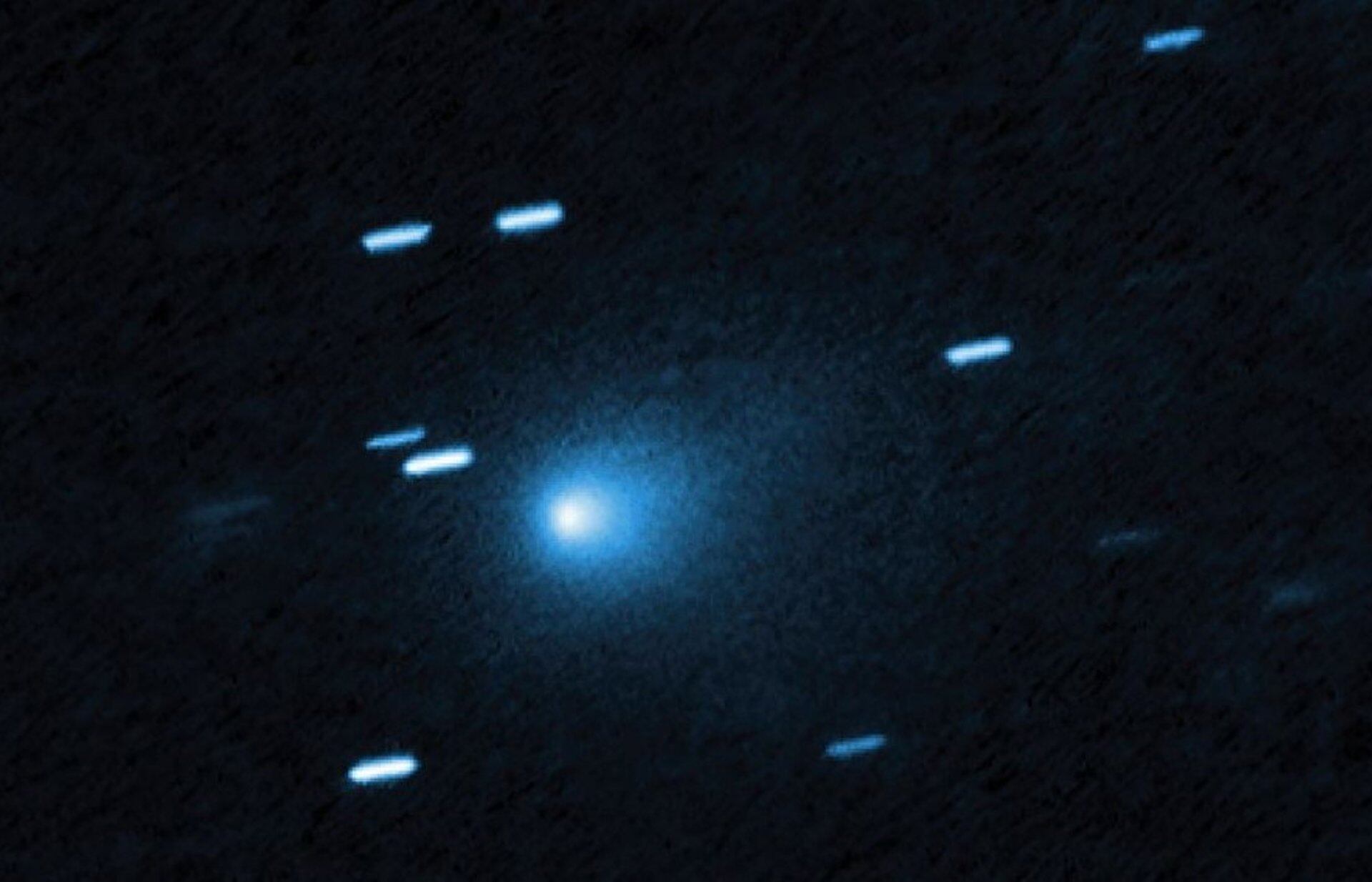 El telescopio espacial Hubble capturó esta imagen del cometa interestelar 3I/ATLAS el 21 de julio de 2025, cuando se encontraba a 445 millones de kilómetros de la Tierra.(UCLA)