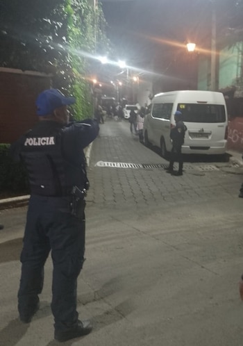 Una movilización policiaca se registró en Cuajimalpa luego de que vecinos retuvieran y golpearan a un hombre señalado por abuso contra una menor. (Redes sociales)