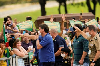 Pese a los crecientes casos de contagios, Bolsonaro sigue incentivando las aglomeraciones en Brasil (REUTERS/Adriano Machado)
