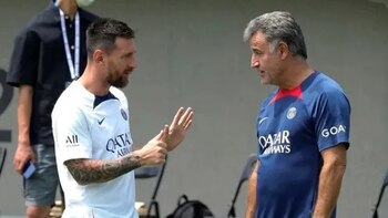 Lionel Messi dialoga con Christophe
