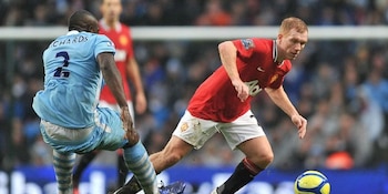 Scholes disputando una pelota ante