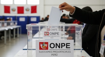Primer plano de una mano introduciendo una cédula en un ánfora transparente con el logo de ONPE. Al fondo, banderas de Perú y cabinas de votación.