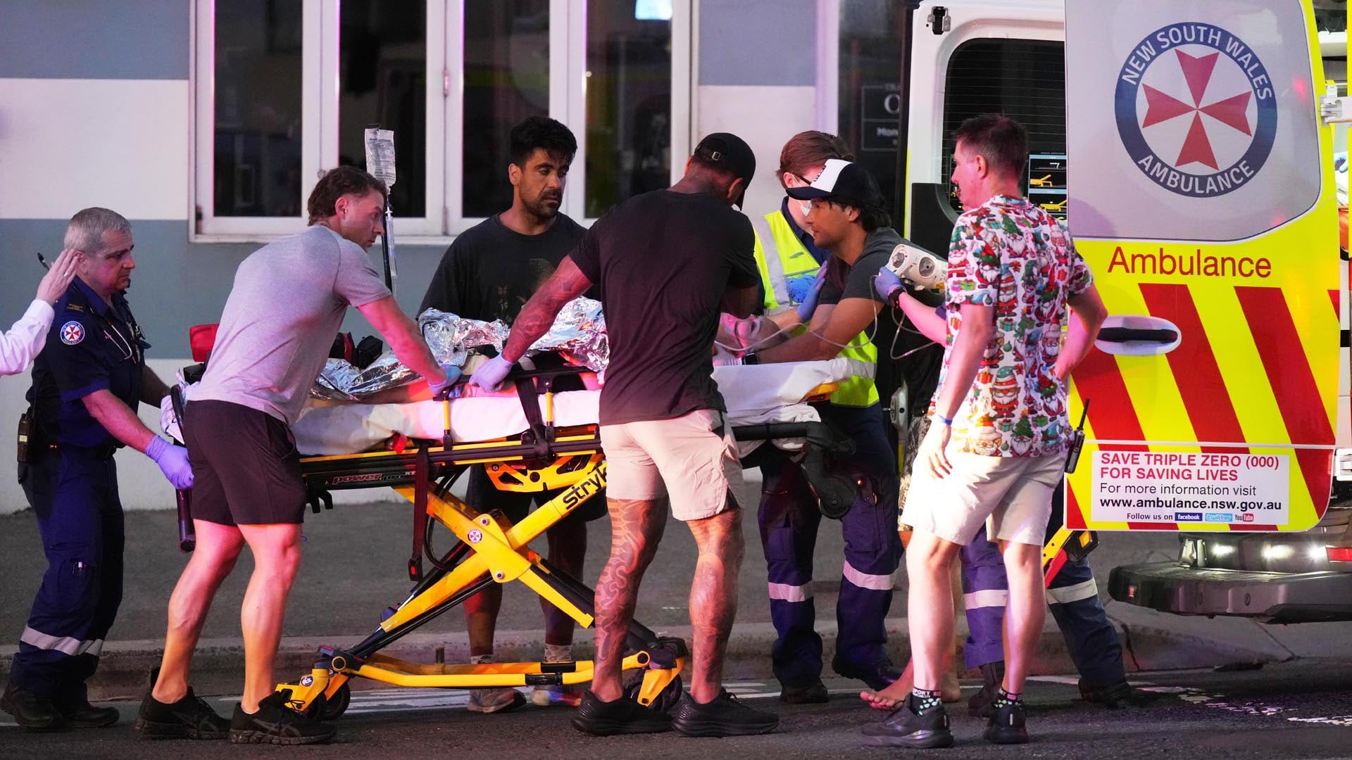 Los trabajadores de emergencia transportan a una persona en una camilla después de un tiroteo reportado en Bondi Beach en Sydney.