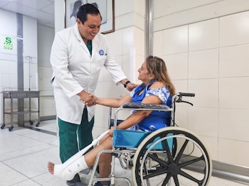 La intervención duró 1 hora con 15 minutos y el hospital afirmó que es el único del seguro social en el país que aplica esta tecnología para huesos osteoporóticos - Créditos: Essalud.
